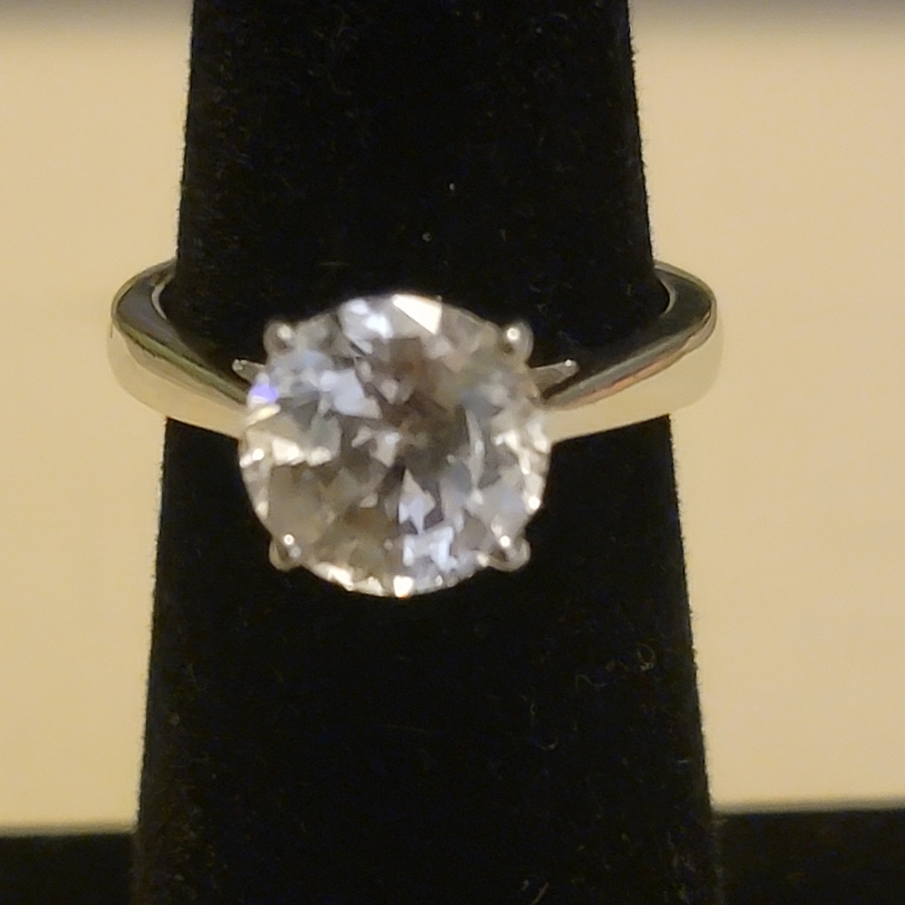 Beautiful sterling silver 925 cz size 5.75